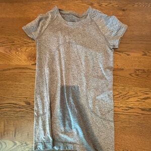 Lululemon Women’s Gray Swiftly Tech 2.0 Normal Length Size 4 Short Sleeve